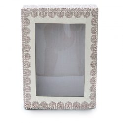 מלבנית עם חלון, שמנת עם דוגמת תחרה חום